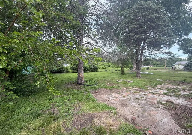 Photo 3 of Sale Pending at 843 Loekes Dr, Florissant, MO 63031 | MLS# MIS26028753 | Listing updated on 2026-09-11