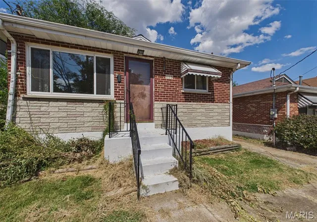 Photo 3 of Sale Pending at 113 E Cartwright Ave, Saint Louis, MO 63125 | MLS# MIS26031037 | Listing updated on 2026-10-07