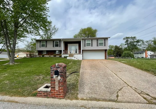 Photo 1 of Single family home for sale at 1501 Vicksburg Dr, Belleville, IL 62221 | MLS# MIS26031588 | Listing updated on 2026-09-15