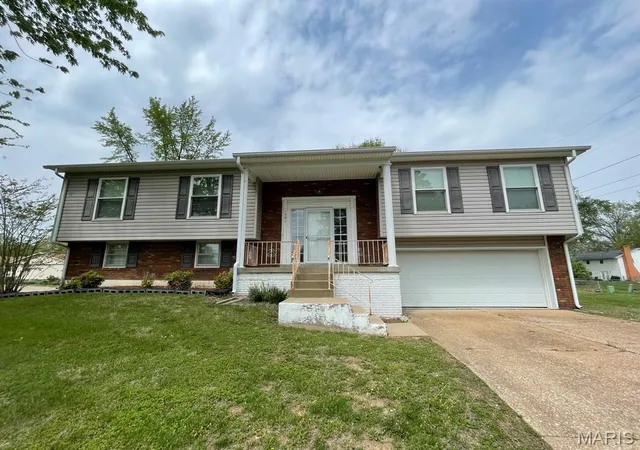 Photo 2 of Single family home for sale at 1501 Vicksburg Dr, Belleville, IL 62221 | MLS# MIS26031588 | Listing updated on 2026-09-15