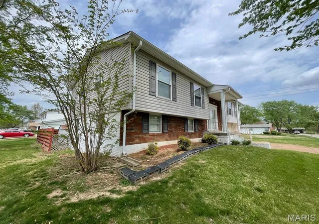 Photo 3 of Single family home for sale at 1501 Vicksburg Dr, Belleville, IL 62221 | MLS# MIS26031588 | Listing updated on 2026-09-15