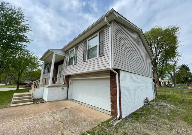 Photo 3 of Single family home for sale at 1501 Vicksburg Dr, Belleville, IL 62221 | MLS# MIS26031588 | Listing updated on 2026-09-15