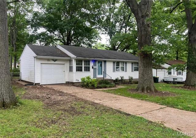 Photo 1 of Sale Pending at 1534 Comet Dr, St Louis, MO 63137 | MLS# MIS26032023 | Listing updated on 2026-09-11