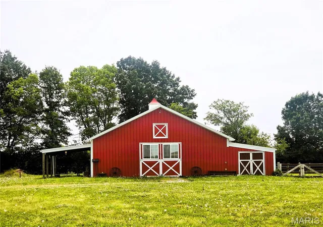 Photo 2 of Single family home for sale at 151 E Doc Lin Dr, Sparta, IL 62286 | MLS# MIS26032067 | Listing updated on 2026-09-15