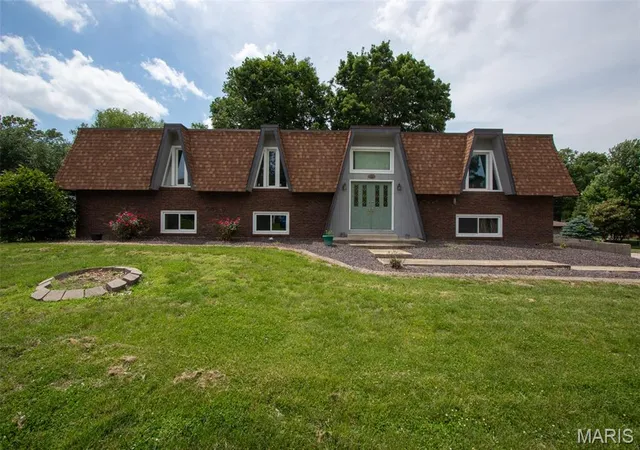 Photo 3 of Single family home for sale at 83 Memorial Ct, Highland, IL 62249 | MLS# MIS26032128 | Listing updated on 2026-09-11
