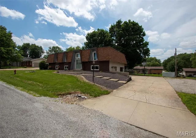 Photo 4 of Single family home for sale at 83 Memorial Ct, Highland, IL 62249 | MLS# MIS26032128 | Listing updated on 2026-09-11