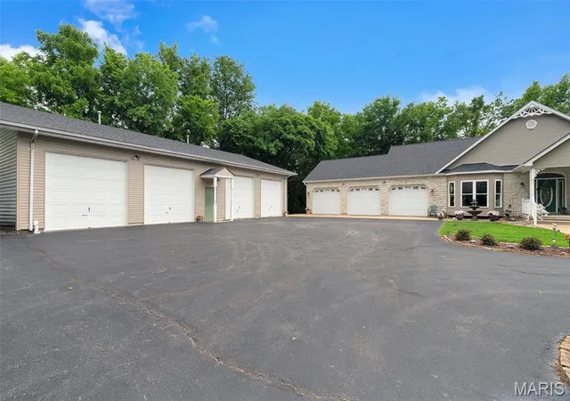 Photo 2 of Single family home for sale at 1520 Fenton Hills Rd, Fenton, MO 63026 | MLS# MIS26032150 | Listing updated on 2026-09-15
