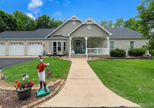 Photo 4 of Single family home for sale at 1520 Fenton Hills Rd, Fenton, MO 63026 | MLS# MIS26032150 | Listing updated on 2026-09-15
