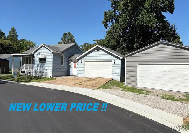 Single family home for sale at 105 Debra Ln, Sparta, IL 62286 | MLS# MIS26032601