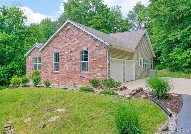 Photo 3 of Single family home for sale at 6915 Gebhart Ln, Edwardsville, IL 62025 | MLS# MIS26032740 | Listing updated on 2026-09-15