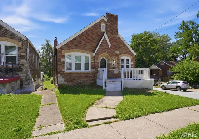Photo 2 of Sale Pending at 3500 West Pl, St Louis, MO 63121 | MLS# MIS26034527 | Listing updated on 2026-10-28