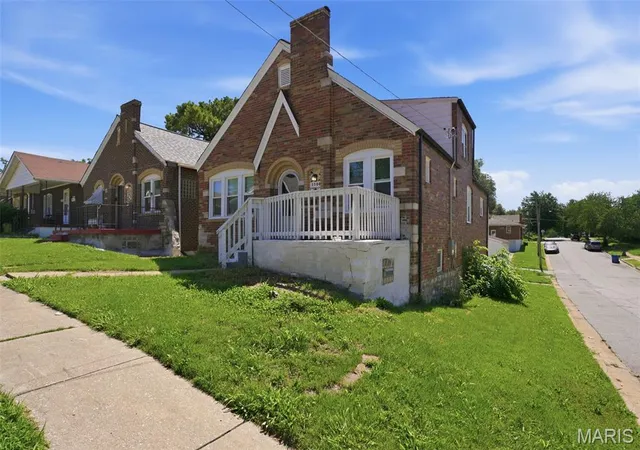 Photo 3 of Sale Pending at 3500 West Pl, St Louis, MO 63121 | MLS# MIS26034527 | Listing updated on 2026-10-28