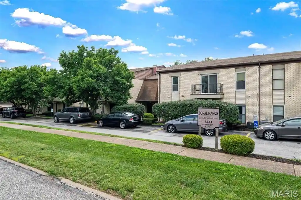 Listing Photo 2 - Condo for sale in 1251 Guelbreth Ln located at 1251 Guelbreth Ln, St. Louis, MO 63146 - Unit #211