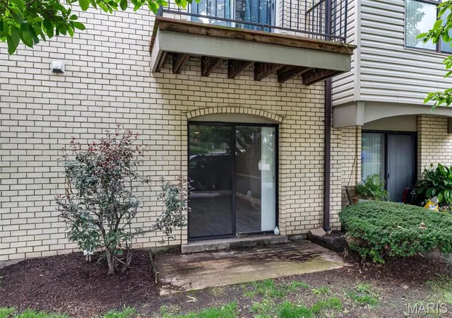 Listing Photo 3 - Condo for sale in building located at 1251 Guelbreth Ln, St. Louis, MO 63146 - Unit #211
