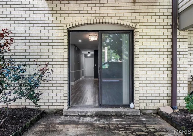 Listing Photo 4 - Condo for sale in building located at 1251 Guelbreth Ln, St. Louis, MO 63146 - Unit #211