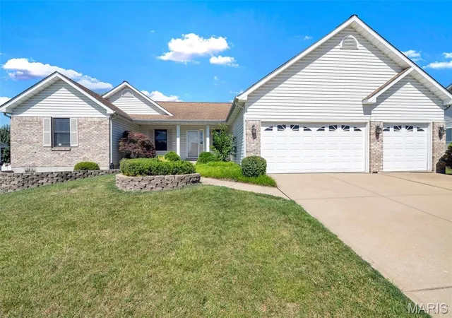 Photo 2 of Sale Pending at 1290 Summer Lynne Dr, O Fallon, MO 63366 | MLS# MIS26034852 | Listing updated on 2026-09-14