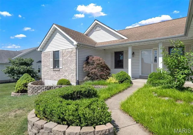 Photo 3 of Sale Pending at 1290 Summer Lynne Dr, O Fallon, MO 63366 | MLS# MIS26034852 | Listing updated on 2026-09-14
