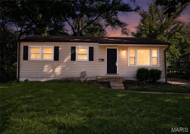 Photo 1 of Sale Pending at 1037 Forestwood Dr, Saint Louis, MO 63135 | MLS# MIS26034908 | Listing updated on 2026-10-13