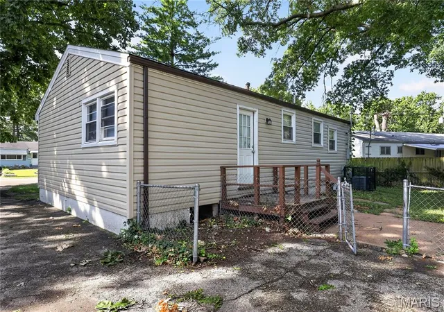 Photo 2 of Sale Pending at 1037 Forestwood Dr, Saint Louis, MO 63135 | MLS# MIS26034908 | Listing updated on 2026-10-13