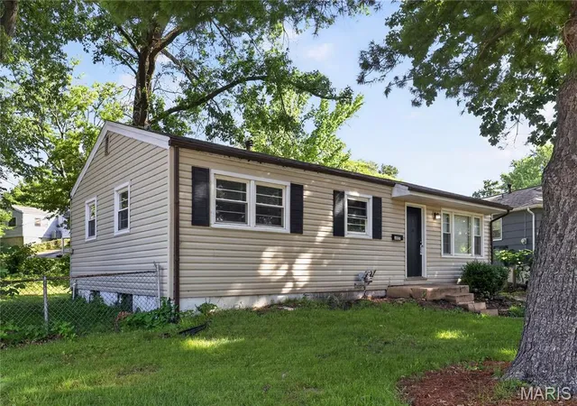 Photo 3 of Sale Pending at 1037 Forestwood Dr, Saint Louis, MO 63135 | MLS# MIS26034908 | Listing updated on 2026-10-13