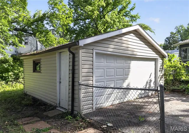 Photo 3 of Sale Pending at 1037 Forestwood Dr, Saint Louis, MO 63135 | MLS# MIS26034908 | Listing updated on 2026-10-13