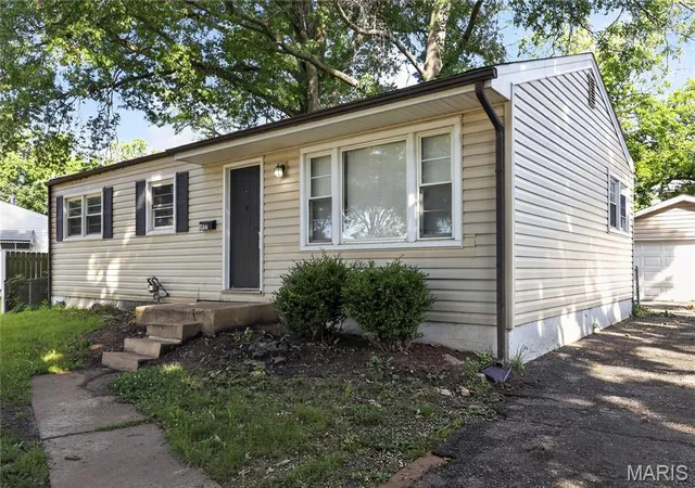 Photo 4 of Sale Pending at 1037 Forestwood Dr, Saint Louis, MO 63135 | MLS# MIS26034908 | Listing updated on 2026-10-13