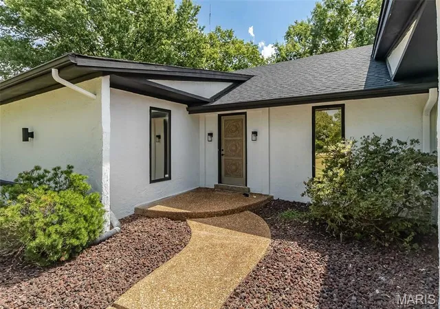 Photo 3 of Sale Pending at 5848 Crystal Park Cir, Saint Louis, MO 63128 | MLS# MIS26035273 | Listing updated on 2026-09-15