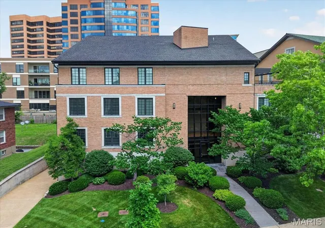 Photo 1 of Condo for sale at 31 Brighton Wy #3, Saint Louis, MO 63105 | MLS# MIS26035580 | Listing updated on 2026-09-30