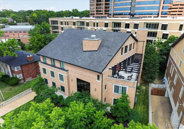 Photo 2 of Condo for sale at 31 Brighton Wy #3, Saint Louis, MO 63105 | MLS# MIS26035580 | Listing updated on 2026-09-30