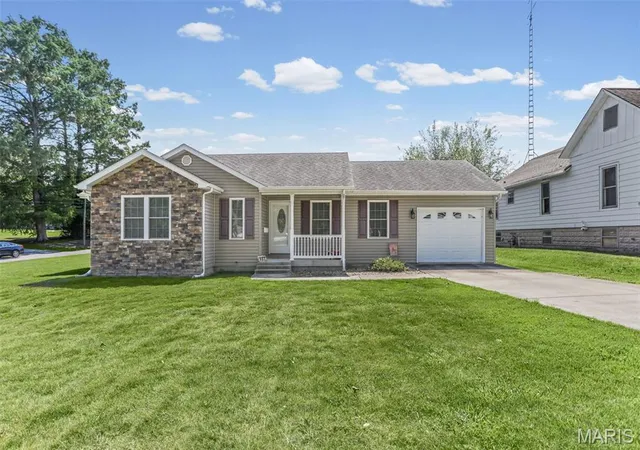 Photo 2 of Single family home for sale at 607 E Park St, Du Quoin, IL 62832 | MLS# MIS26035748 | Listing updated on 2026-09-08