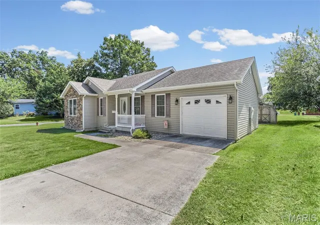 Photo 3 of Single family home for sale at 607 E Park St, Du Quoin, IL 62832 | MLS# MIS26035748 | Listing updated on 2026-09-08