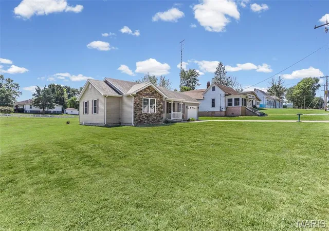 Photo 3 of Single family home for sale at 607 E Park St, Du Quoin, IL 62832 | MLS# MIS26035748 | Listing updated on 2026-09-08