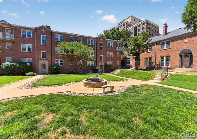 Photo 2 of Condo for sale at 827 Westwood Dr #2E, Saint Louis, MO 63105 | MLS# MIS26035830 | Listing updated on 2026-09-22