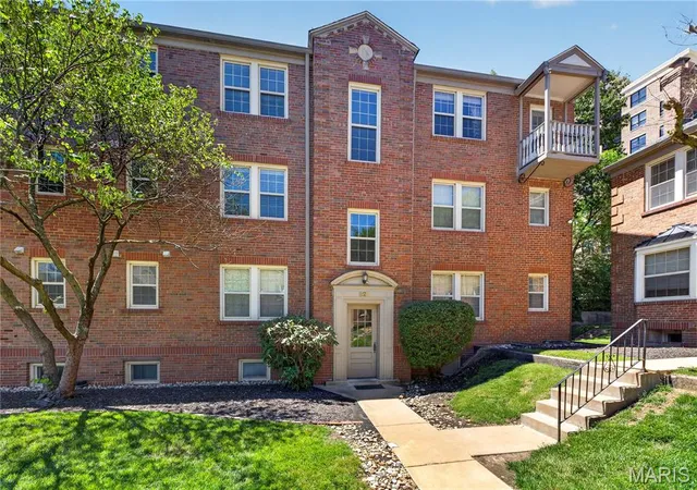 Photo 3 of Condo for sale at 827 Westwood Dr #2E, Saint Louis, MO 63105 | MLS# MIS26035830 | Listing updated on 2026-09-22