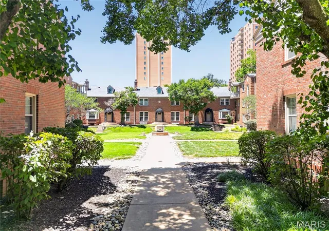 Listing Photo 4 - Condo for sale in building located at 827 Westwood Dr, Clayton, MO 63105 - Unit #2E