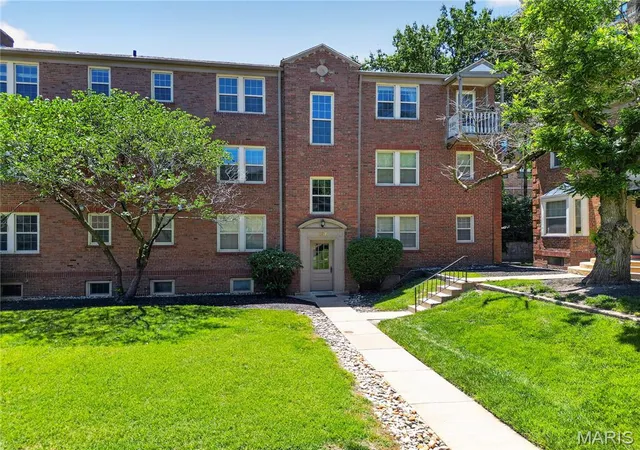 Listing Photo 5 - Condo for sale in building located at 827 Westwood Dr, Clayton, MO 63105 - Unit #2E
