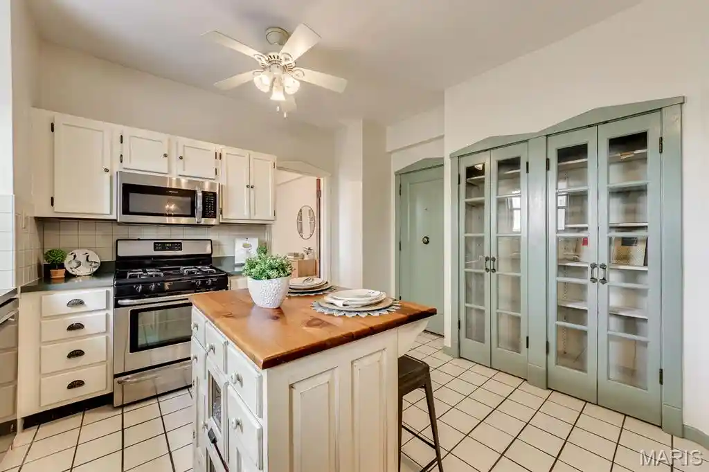 Listing Photo 1 - Condo for sale in 4440 Lindell Blvd located at 4440 Lindell Blvd, St. Louis, MO 63108 - Unit #501