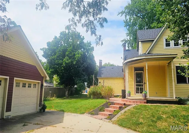Photo 2 of Single family home for sale at 320 N Jefferson St, Trenton, IL 62293 | MLS# MIS26037279 | Listing updated on 2026-09-11