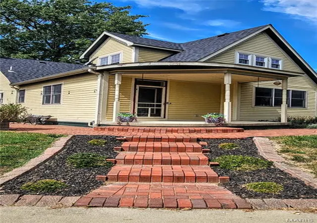 Photo 3 of Single family home for sale at 320 N Jefferson St, Trenton, IL 62293 | MLS# MIS26037279 | Listing updated on 2026-09-11