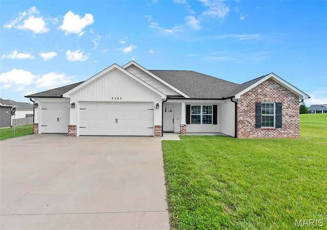 Photo 2 of Sale Pending at 2502 Oak St, Jackson, MO 63755 | MLS# MIS26037398 | Listing updated on 2026-09-12