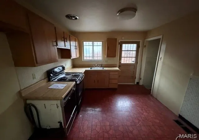 Photo 3 of Sale Pending at 4454 San Francisco Ave, St Louis, MO 63115 | MLS# MIS26037424 | Listing updated on 2026-09-10