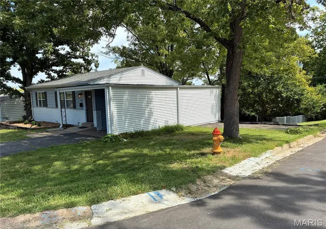Photo 2 of Sale Pending at 216 Solley Dr, Ballwin, MO 63021 | MLS# MIS26037639 | Listing updated on 2026-09-29