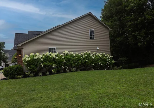 Photo 3 of Mansion for sale at 220 Woodcliffe Pl Dr, Chesterfield, MO 63005 | MLS# MIS26038043 | Listing updated on 2026-09-27