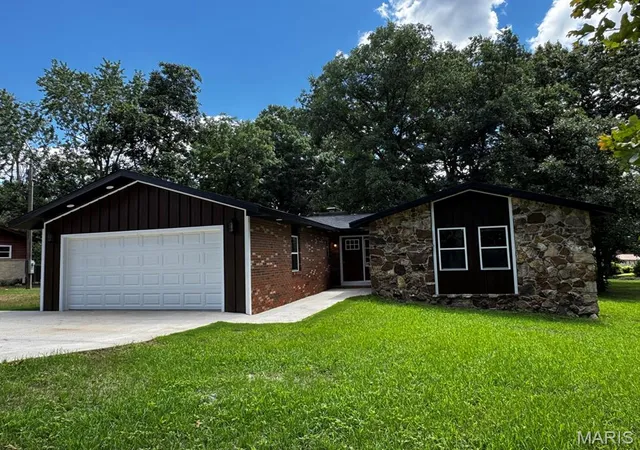 Photo 2 of Single family home for sale at 2818 Windwood Dr, Poplar Bluff, MO 63901 | MLS# MIS26038121 | Listing updated on 2026-09-15