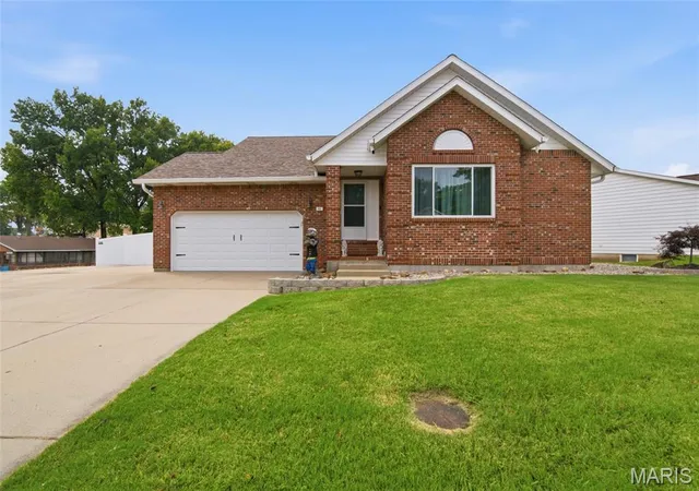 Photo 1 of Single family home for sale at 403 E Locust St, Columbia, IL 62236 | MLS# MIS26039574 | Listing updated on 2026-09-21