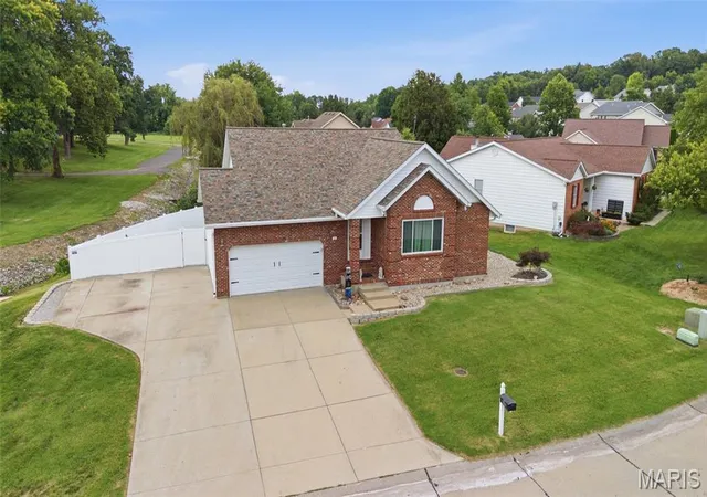 Photo 2 of Single family home for sale at 403 E Locust St, Columbia, IL 62236 | MLS# MIS26039574 | Listing updated on 2026-09-21