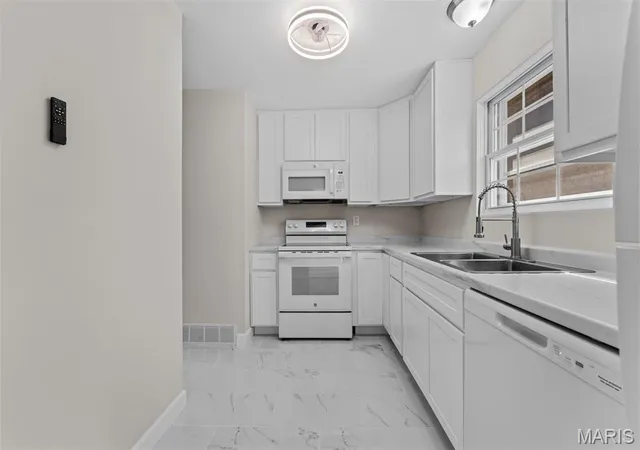 Listing Photo 4 - Condo for sale in building located at 13485 Coliseum Dr, Chesterfield, MO 63017 - Unit #H
