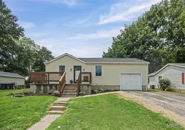 Photo 2 of Sale Pending at 309 N 5th St, Mascoutah, IL 62258 | MLS# MIS26039885 | Listing updated on 2026-09-14