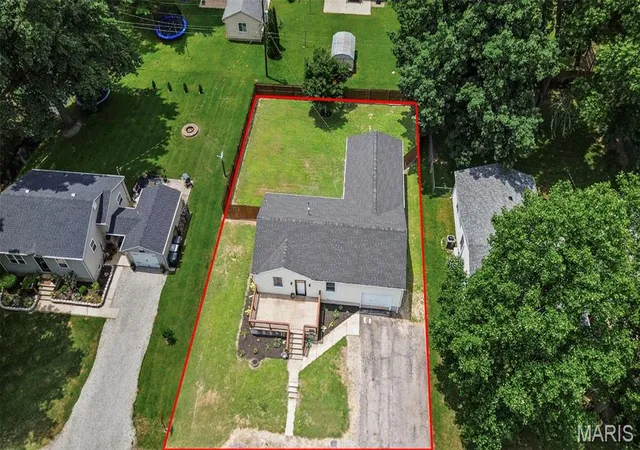 Photo 3 of Sale Pending at 309 N 5th St, Mascoutah, IL 62258 | MLS# MIS26039885 | Listing updated on 2026-09-14