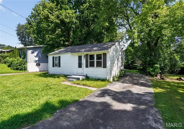Photo 3 of Sale Pending at 249 Barto Dr, Saint Louis, MO 63135 | MLS# MIS26040241 | Listing updated on 2026-09-22